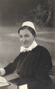 826136 Portret van zr. Fija Maria Petronella Keuvelaar (1881-1980), die vanaf 1899 diacones in het Diakonessenhuis te ...